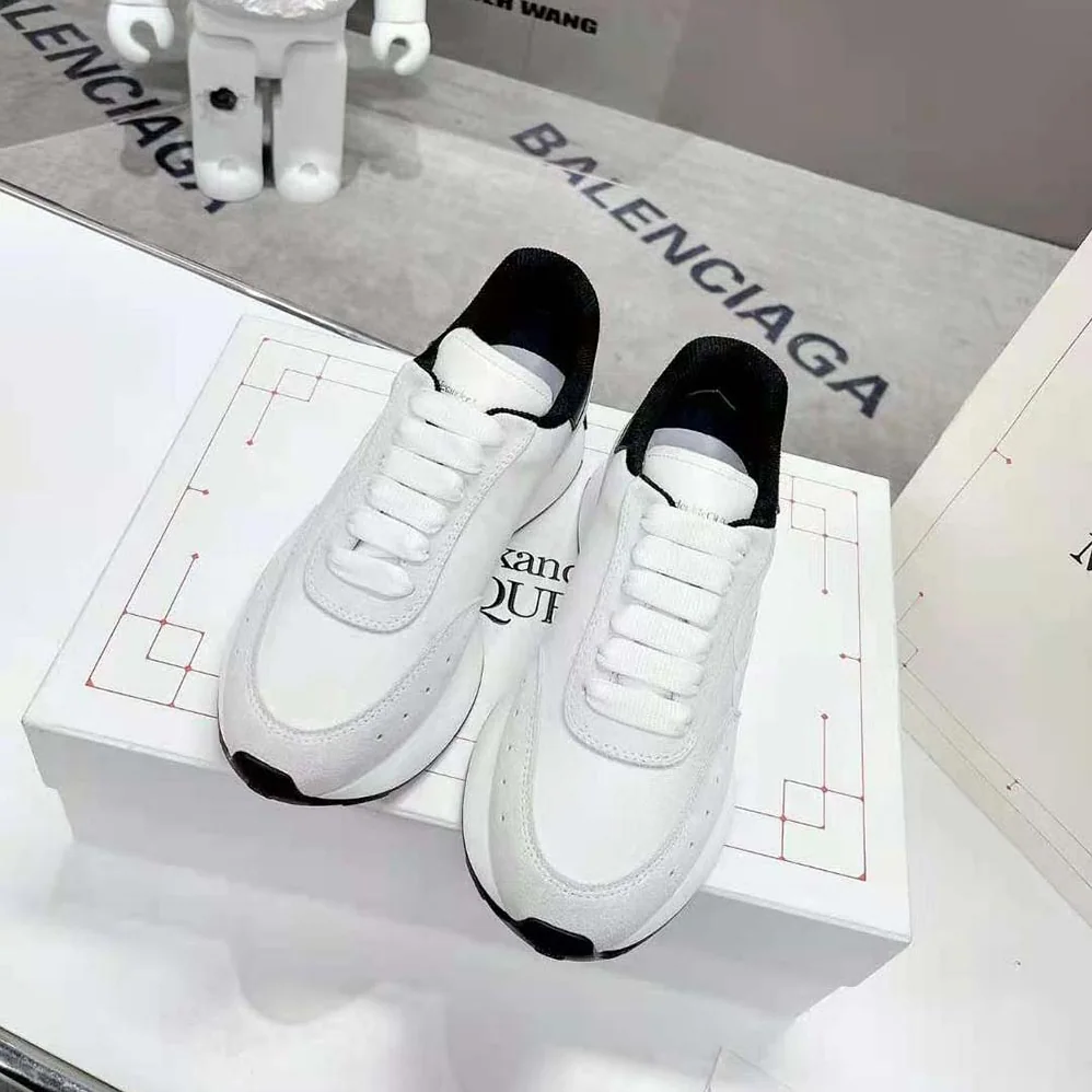 Alexander Mcqueen Sprint Runner in Calf Leather for Unisex in White/Black Alexander Mcqueen Sprint Runner in Calf Leather for Unisex in White/Black