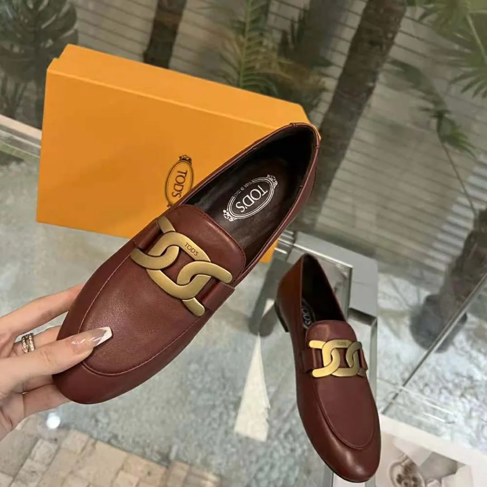 TODS Kate Loafers in Leather with A Metal Branded for Women in Maroon TODS Kate Loafers in Leather with A Metal Branded for Women in Maroon
