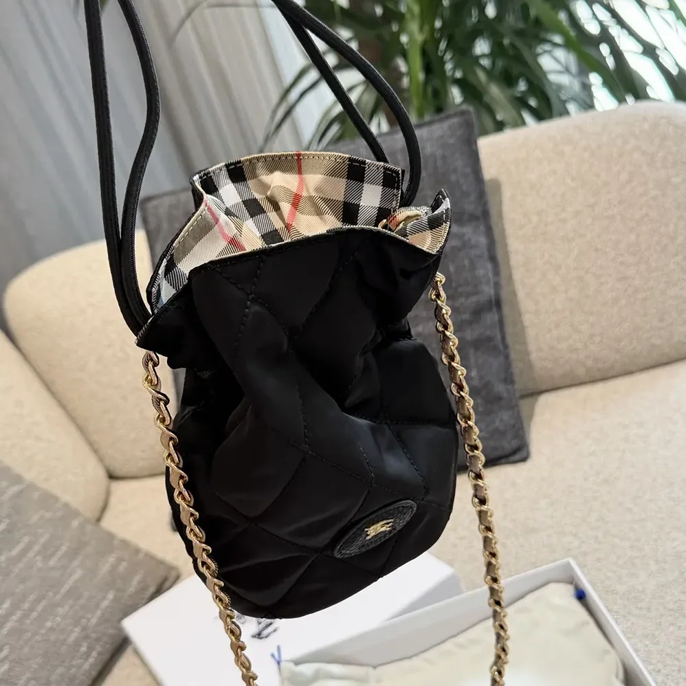 Burberry Horseshoe Chain Pouch for Women in Black Burberry Horseshoe Chain Pouch for Women in Black
