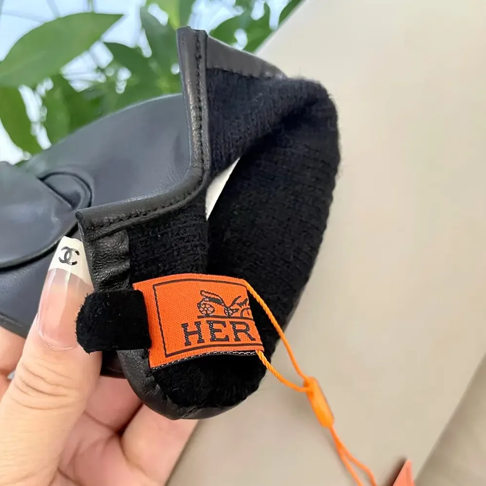 Hermes Gloves in Lambskin Leather for Women in Black