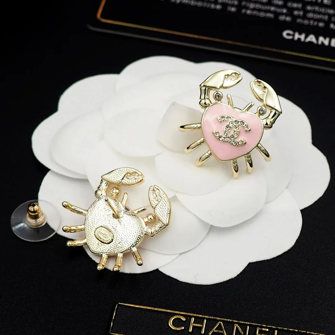 Chanel Crab Heart Pink Earring Gold in Toned