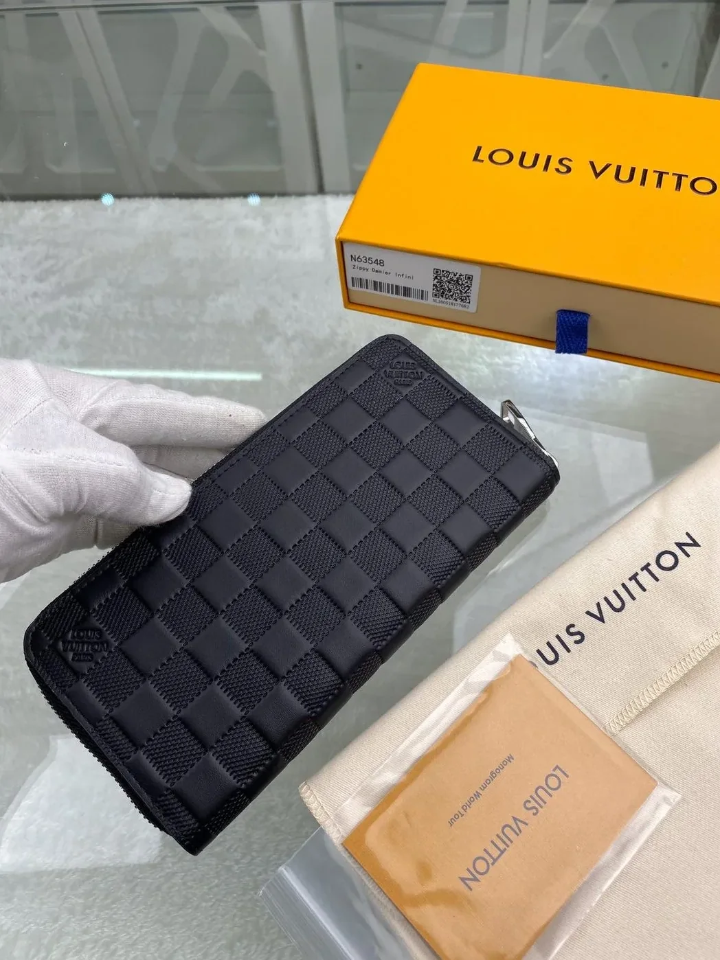 Louis Vuitton Zippy Wallet Vertical Damier Infini