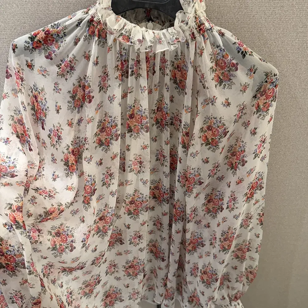Dolce Gabbana D&G Small Flower Bouquets for Women in Print Chiffon Top Dolce Gabbana D&G Small Flower Bouquets for Women in Print Chiffon Top