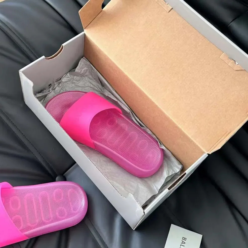 Balenciaga Pool Transparent Slide Sandal in Pink Rubber for Unisex Balenciaga Pool Transparent Slide Sandal in Pink Rubber for Unisex
