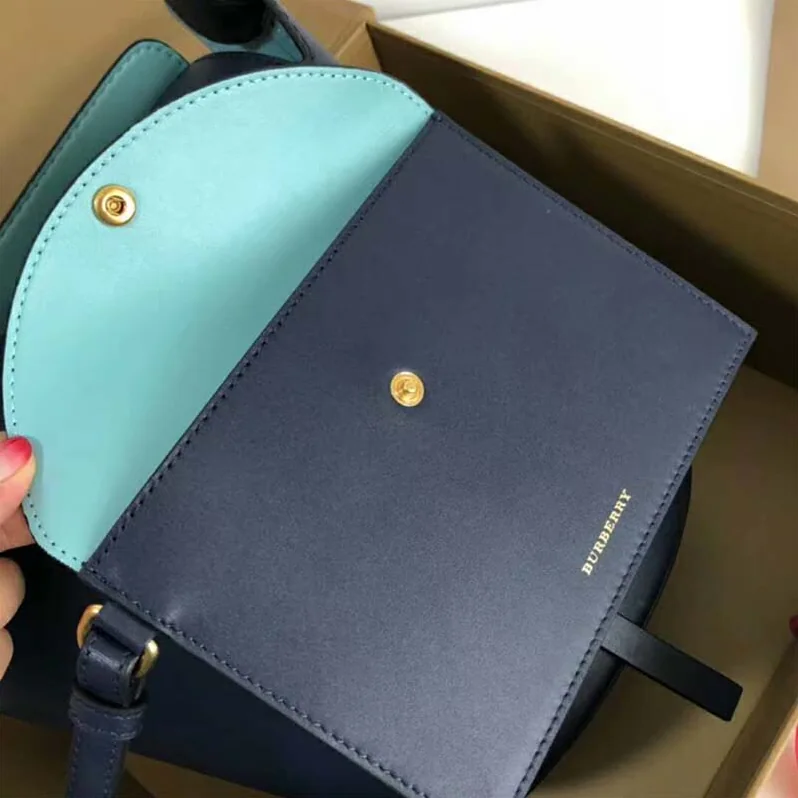 Burberry The Large Leather Bucket Bag for Women in Navy Burberry The Large Leather Bucket Bag for Women in Navy