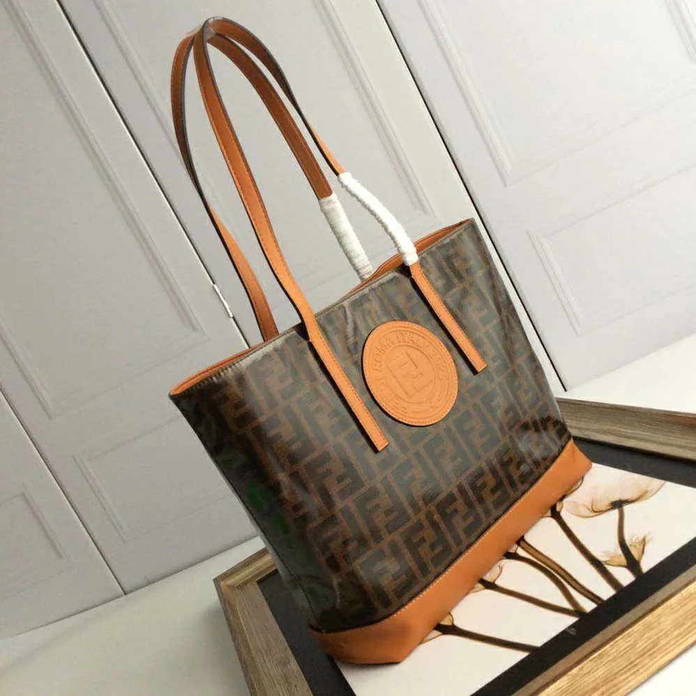 Fendi Shopping Logo Leather Shopper for Women in Brown Fendi Shopping Logo Leather Shopper for Women in Brown