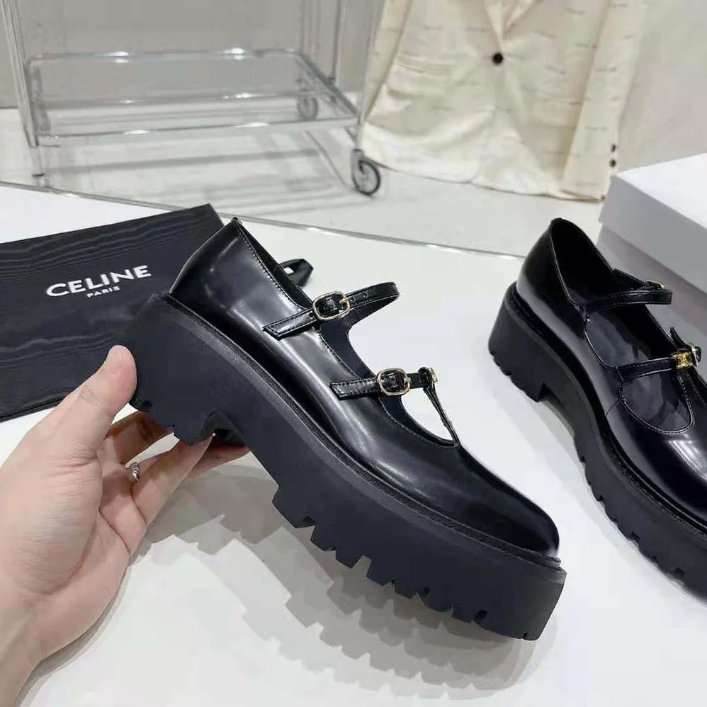 Celine Bulky Babies Triomphe in Polished Bull for Women in Black Celine Bulky Babies Triomphe in Polished Bull for Women in Black