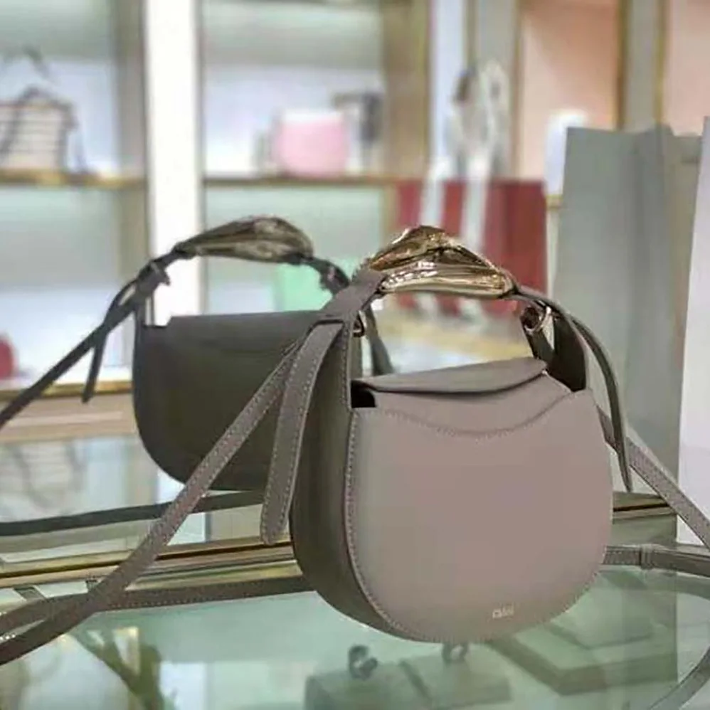 Chloe Kiss Small Purse in Small Grain Calfskin for Women in Gray