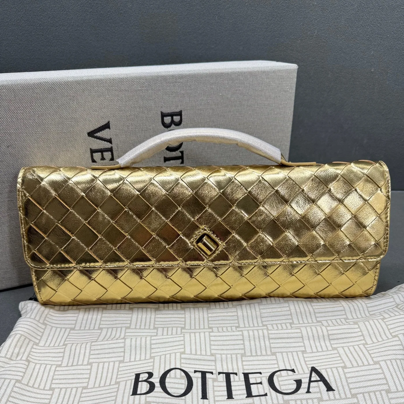 Bottega Veneta Andiamo Clutch in Gold Metallic Gold Hardware