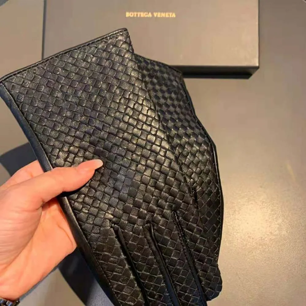 Bottega Veneta Intrecciato Leather Gloves for Women in Black Bottega Veneta Intrecciato Leather Gloves for Women in Black