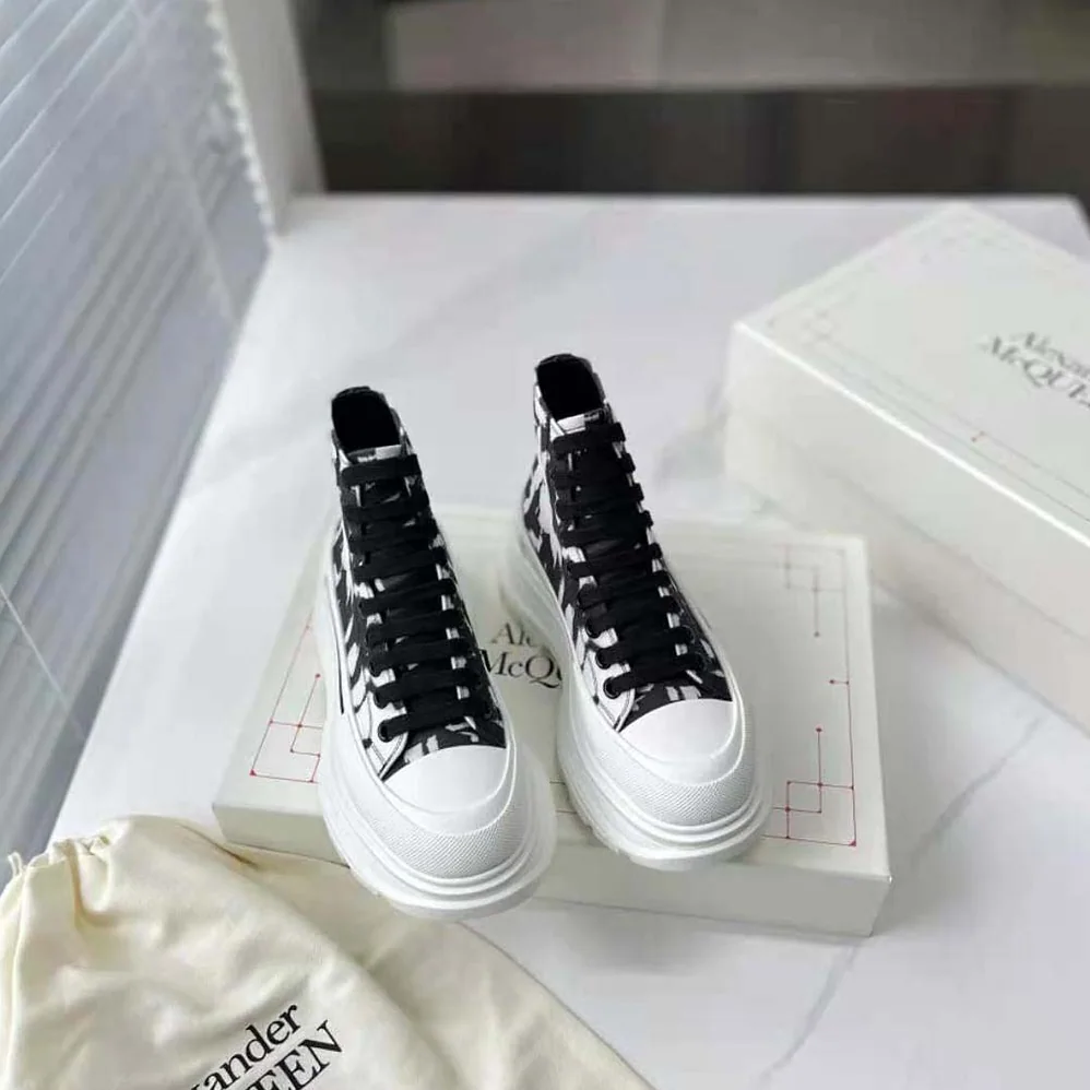 Alexander Mcqueen McQueen Graffiti Tread Slick Boot in White for Unisex Alexander Mcqueen McQueen Graffiti Tread Slick Boot in White for Unisex