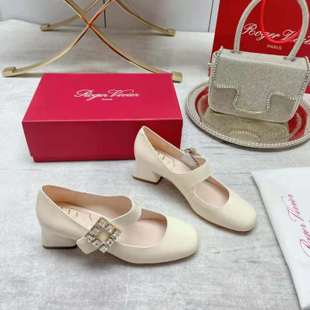 Roger Vivier Très Vivier Rhinestone Buckle Babies Pumps for Women in White Roger Vivier Très Vivier Rhinestone Buckle Babies Pumps for Women in White