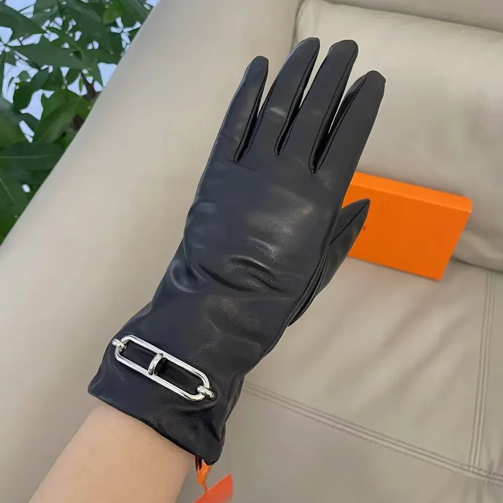 Hermes Gloves in Lambskin Leather for Women in Black