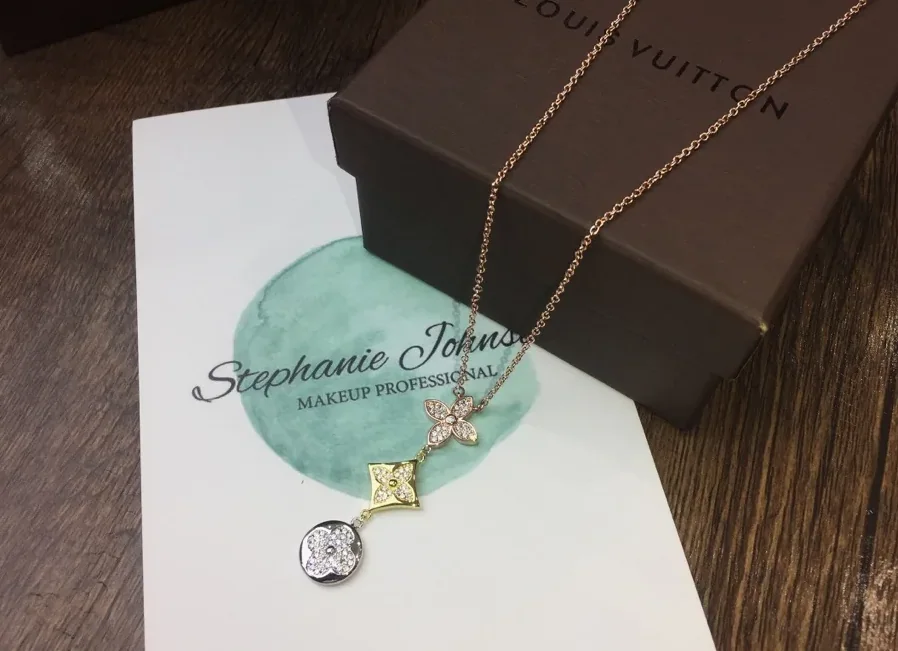 Louis Vuitton Flower Necklace Silver Louis Vuitton Flower Necklace Silver