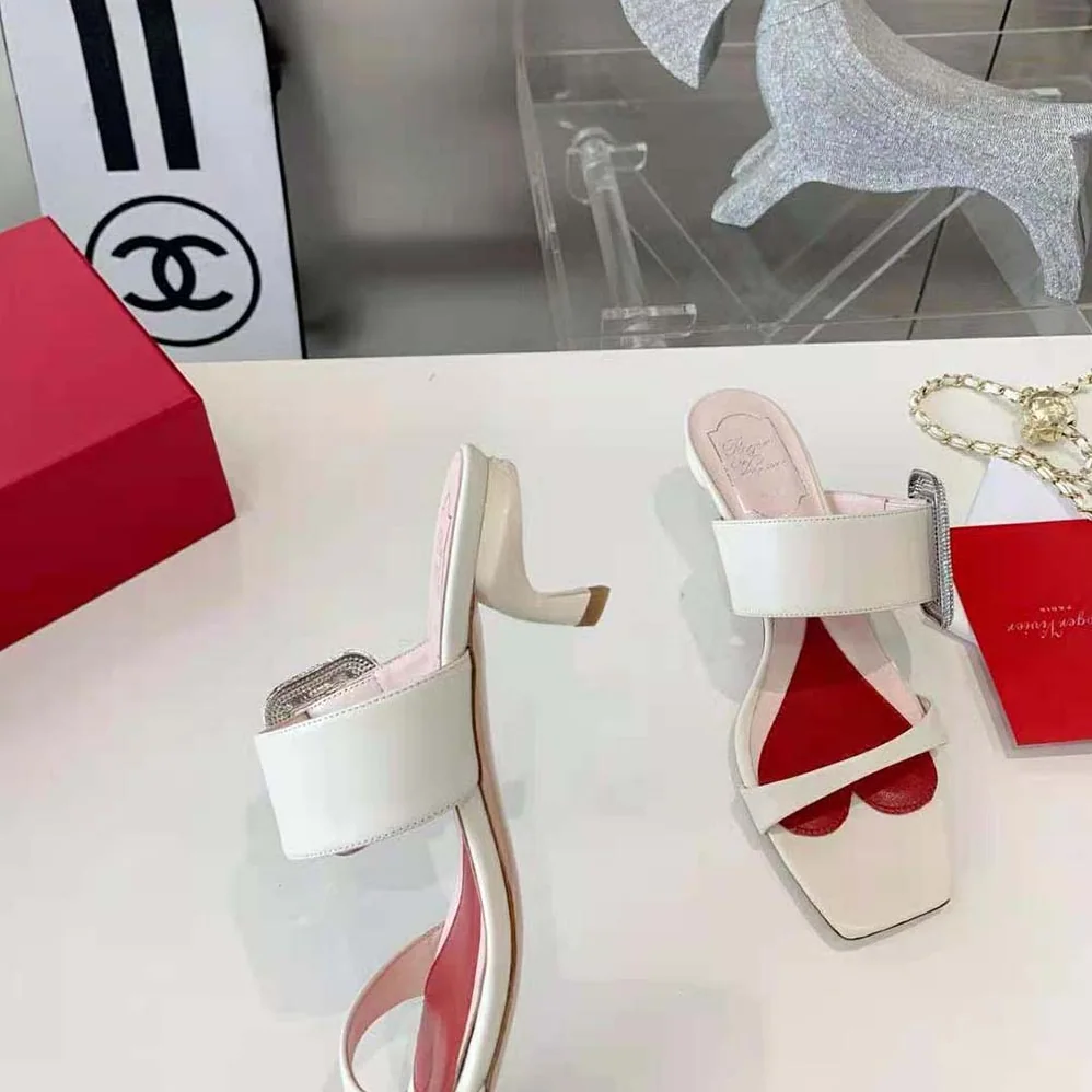 Roger Vivier Viv Choc Side Strass Buckle Mules in Leather for Women in White
