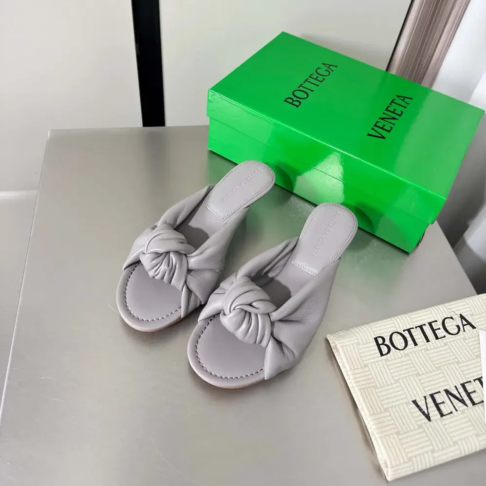 Bottega Veneta Cherry Mule in Supple Nappa Leather for Women in Basalt Bottega Veneta Cherry Mule in Supple Nappa Leather for Women in Basalt