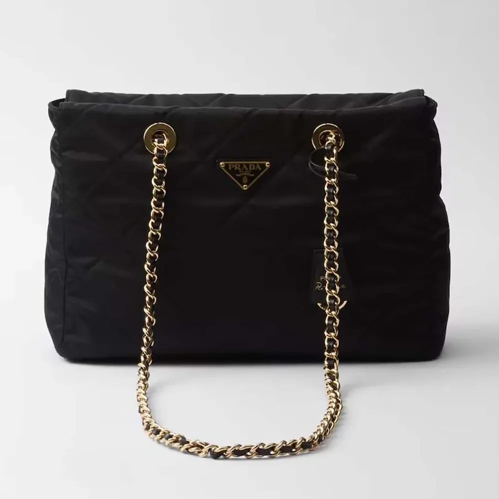 Prada Prada Re-Edition 1995 Chaîne Medium Re-Nylon Tote Bag for Women in Black Prada Prada Re-Edition 1995 Chaîne Medium Re-Nylon Tote Bag for Women in Black