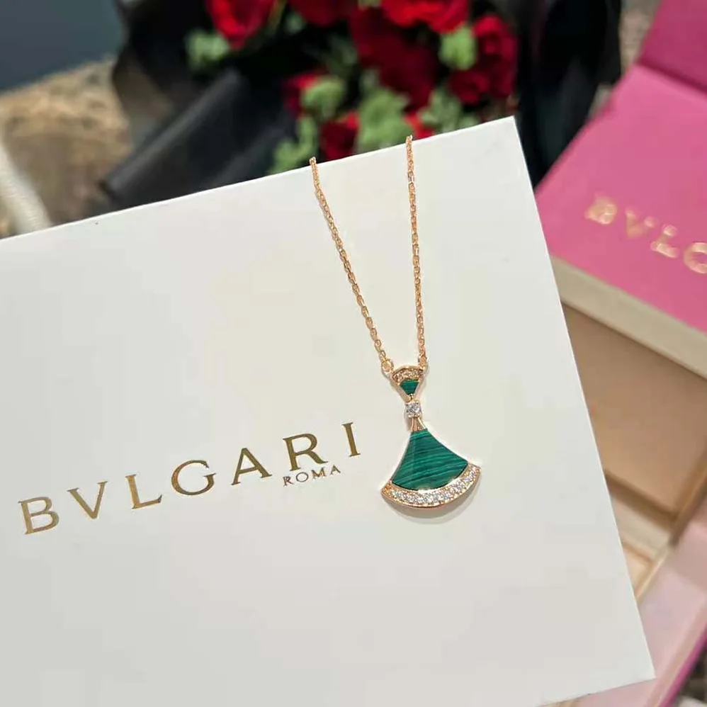 Bvlgari DIVAS' DREAM Necklace in 18 KT Rose Gold with Pendant Set for Women in Green Bvlgari DIVAS' DREAM Necklace in 18 KT Rose Gold with Pendant Set for Women in Green