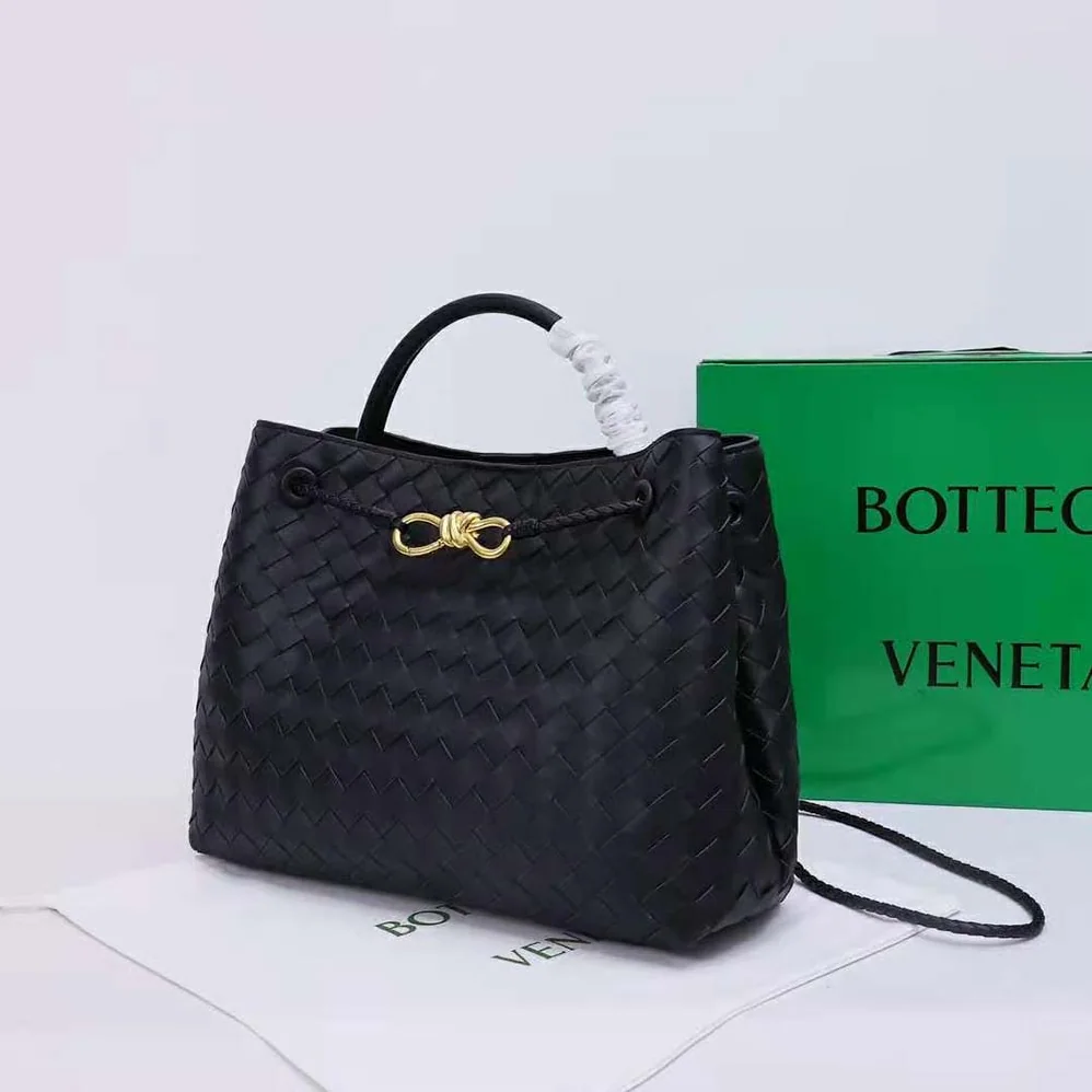 Bottega Veneta Medium Andiamo in Lambskin Leather for Women in Black Bottega Veneta Medium Andiamo in Lambskin Leather for Women in Black