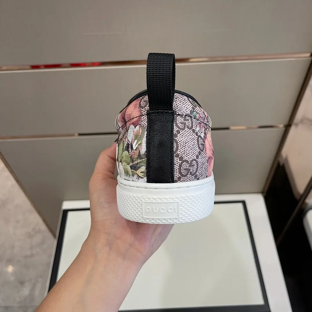 Gucci GG Supreme Slip for Men in On With Floral Green