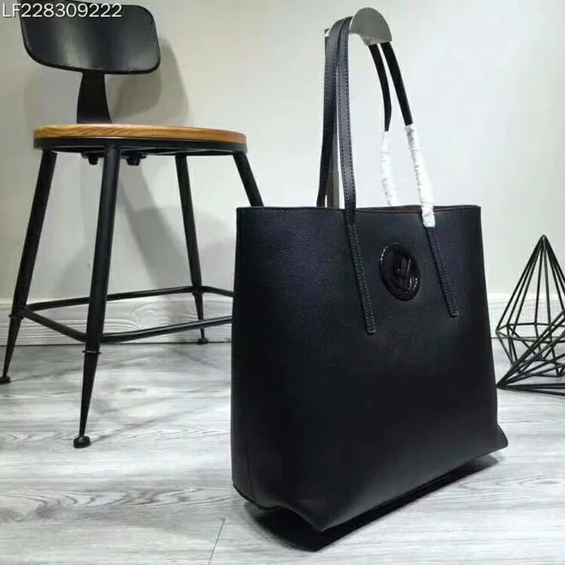 Fendi Leather Logo Shopper Bag for Women in Black