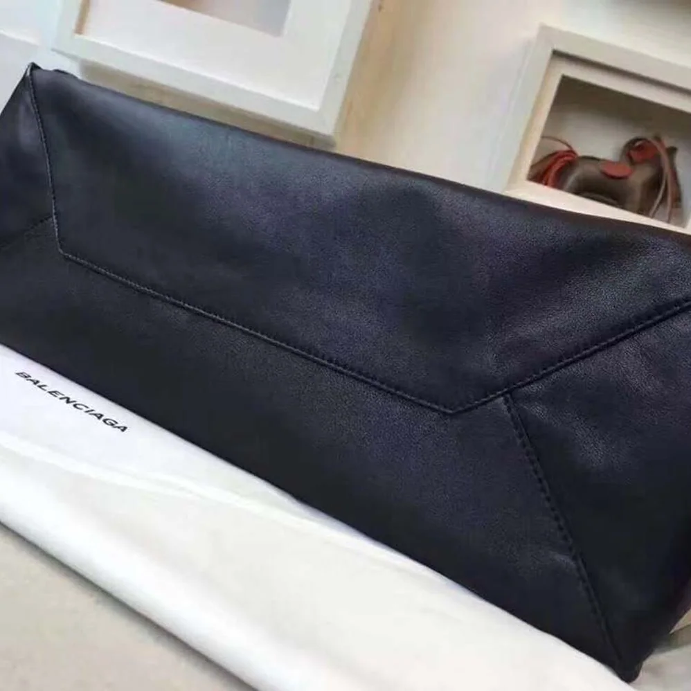 Balenciaga Papier B4 Zip Around Cross Body Horizontal Tote for Women in Black Balenciaga Papier B4 Zip Around Cross Body Horizontal Tote for Women in Black