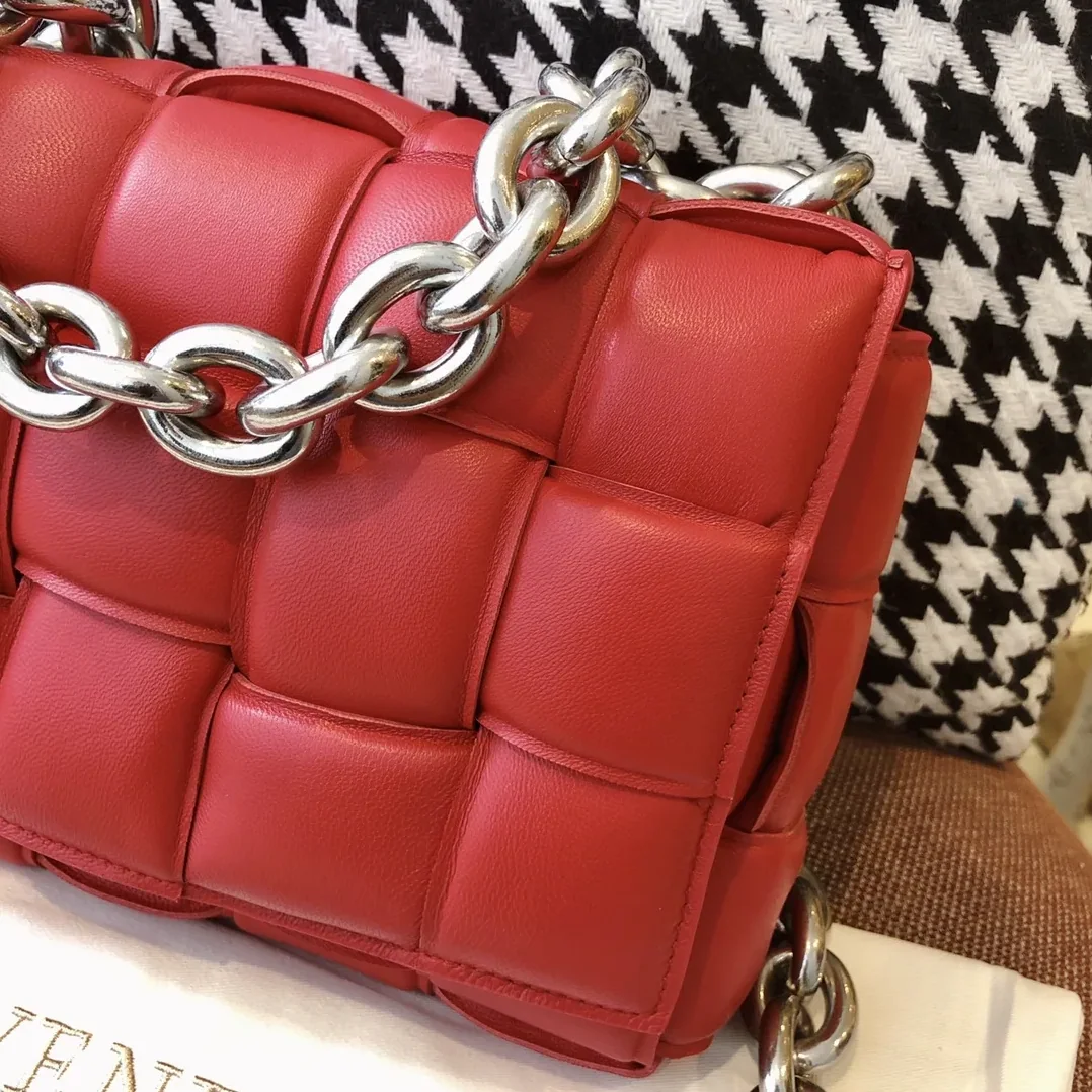 Bottega Veneta Chain Cassette Red Bottega Veneta Chain Cassette Red