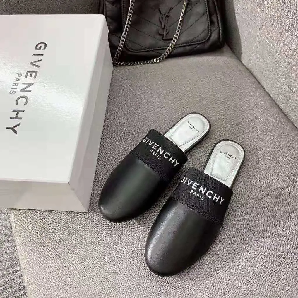 Givenchy Givenchy Paris Flat Mules in Leather for Women in Black Givenchy Givenchy Paris Flat Mules in Leather for Women in Black