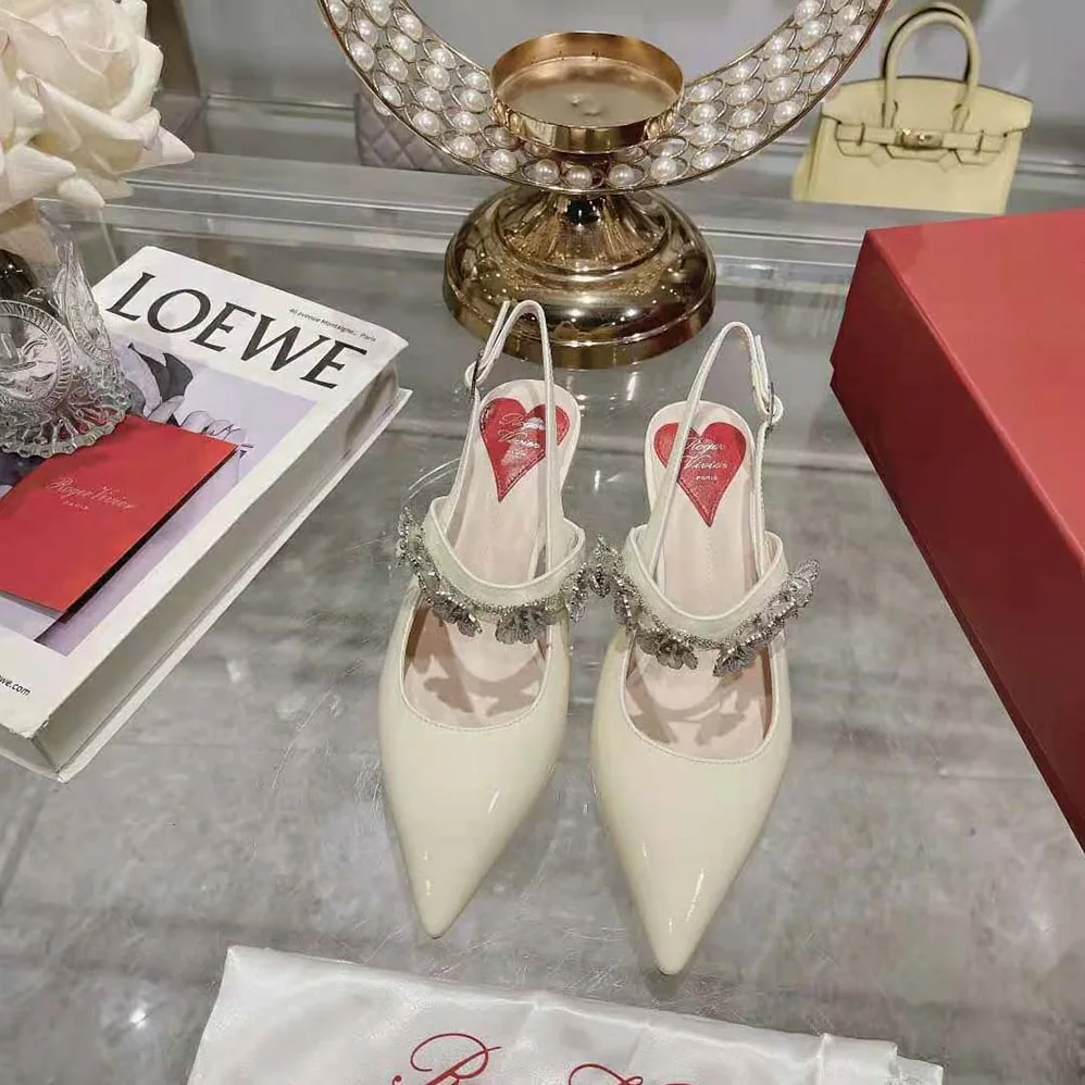 Roger Vivier Virgule Flower Slingback Pumps in Patent Leather for Women in White Roger Vivier Virgule Flower Slingback Pumps in Patent Leather for Women in White
