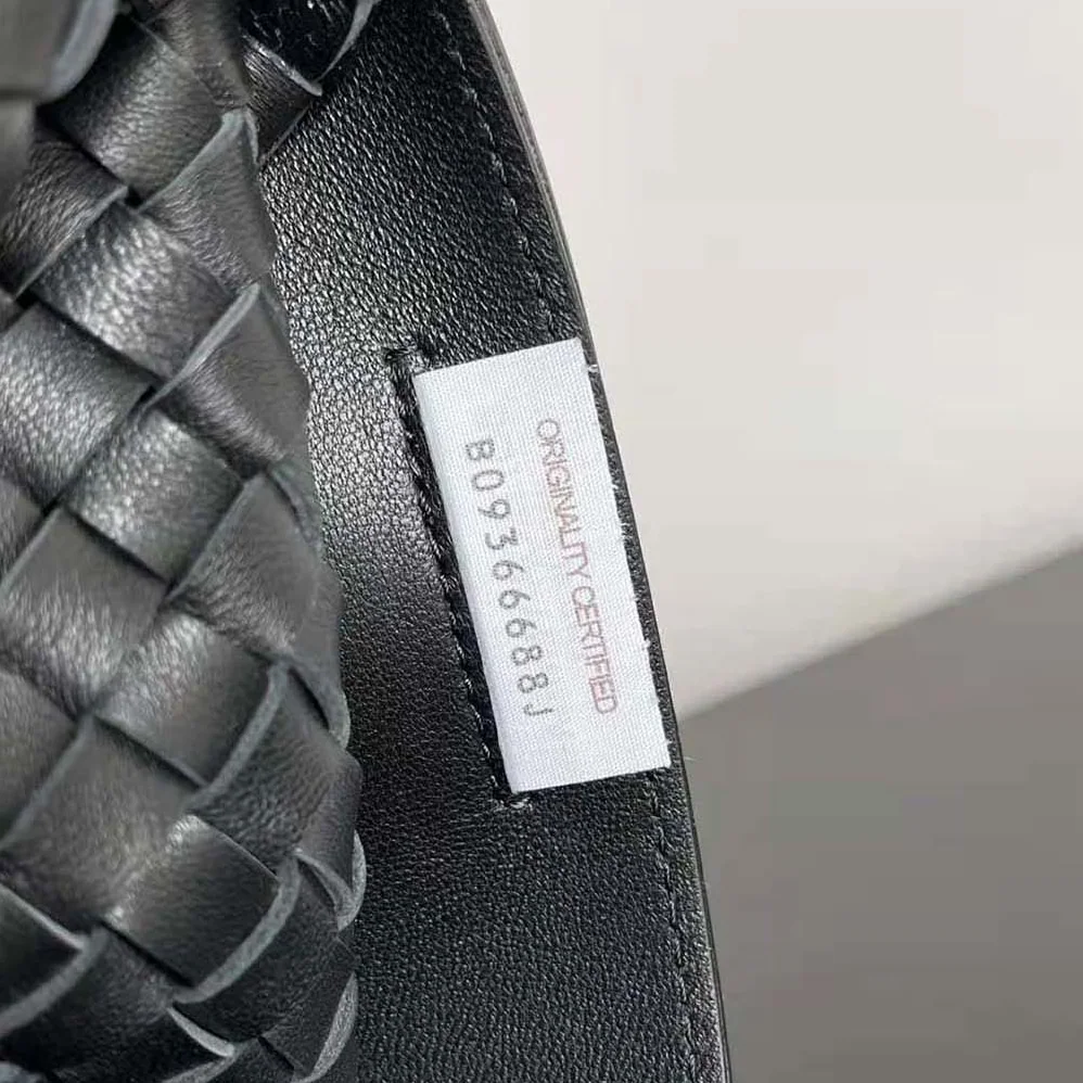 Bottega Veneta Medium Cabat Leather Tote Bag for Women in Black Bottega Veneta Medium Cabat Leather Tote Bag for Women in Black