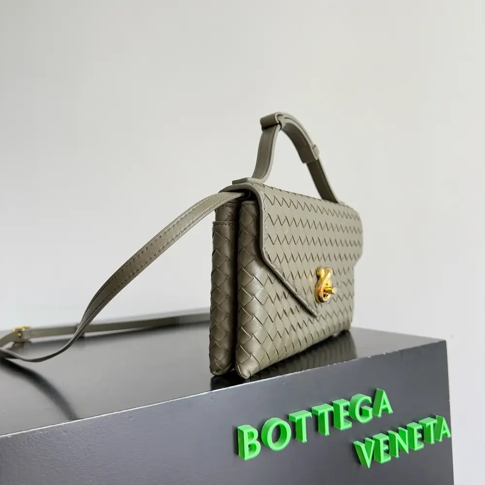 Bottega Veneta Knot Lock in Intrecciato Piccolo Leather for Women in Dark Green
