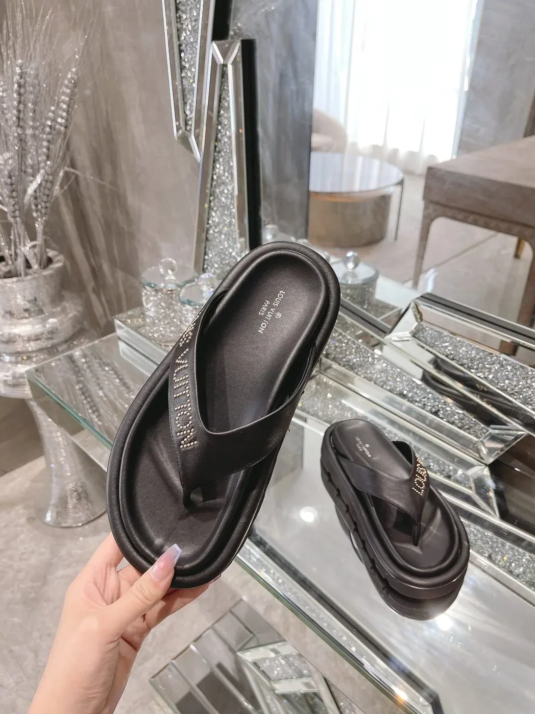 Louis Vuitton The Pool Pillow Flat Comfort Thong Black LV 1AABF9