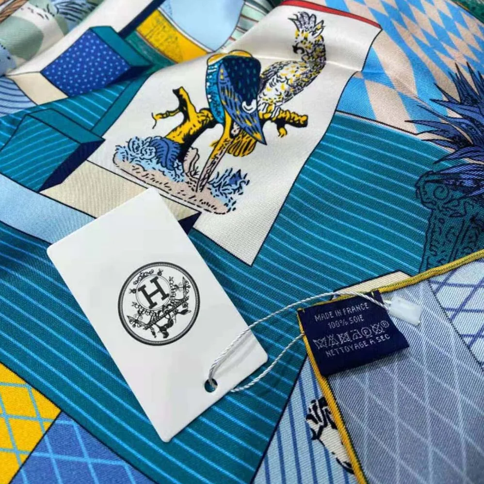 Hermes Grand Theatre Nouveau Scarf 90 in Silk Twill for Women in Navy Hermes Grand Theatre Nouveau Scarf 90 in Silk Twill for Women in Navy