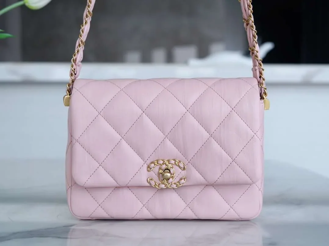 Chanel Wide Shoulder Bag Pink /