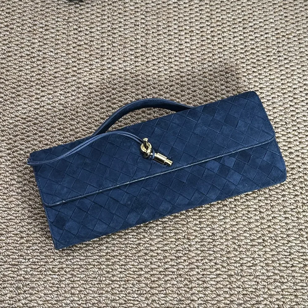 Bottega Veneta Andiamo Clutch for Women in Navy Bottega Veneta Andiamo Clutch for Women in Navy