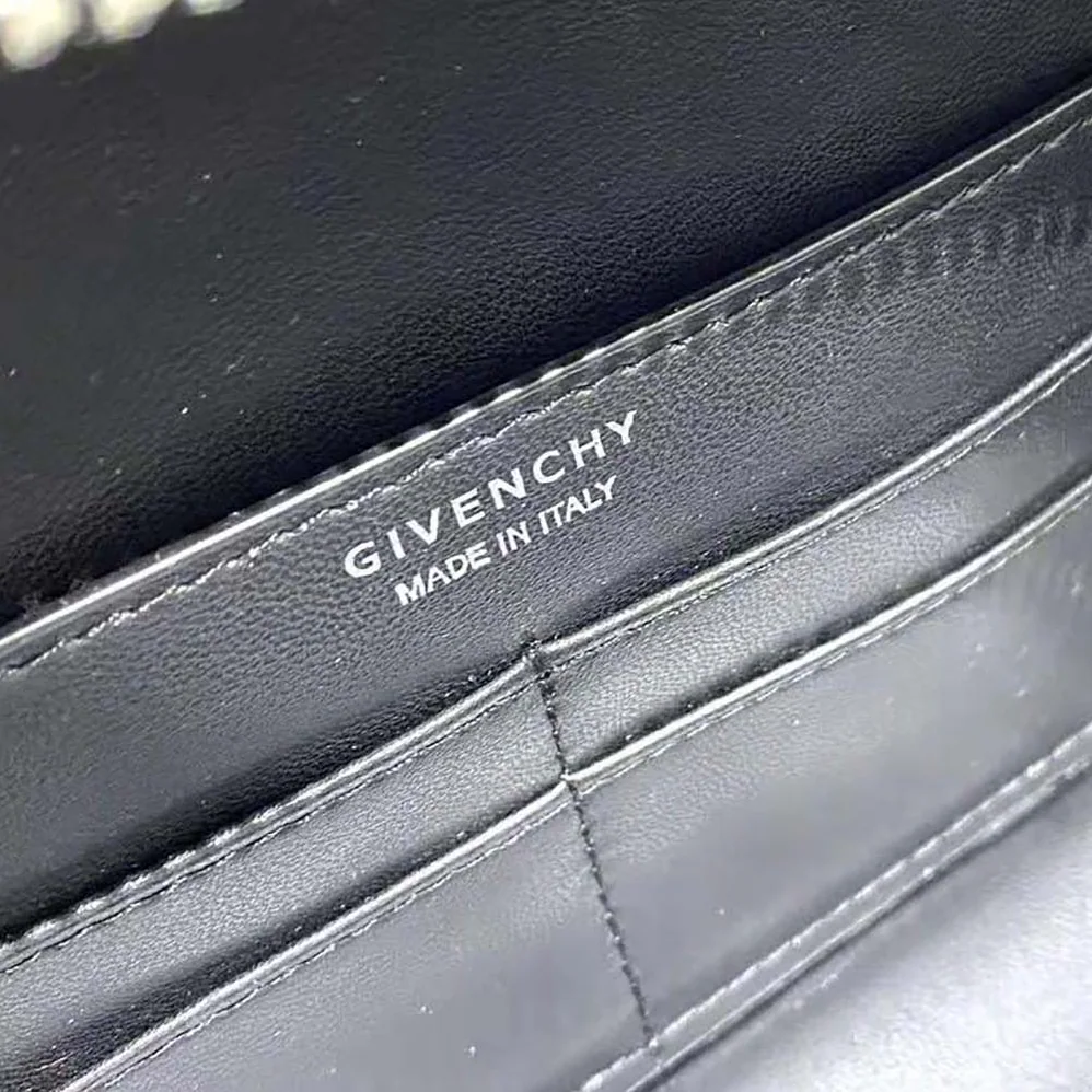 Givenchy Antigona U Camera Bag in 4g Leather for Women in Black Givenchy Antigona U Camera Bag in 4g Leather for Women in Black