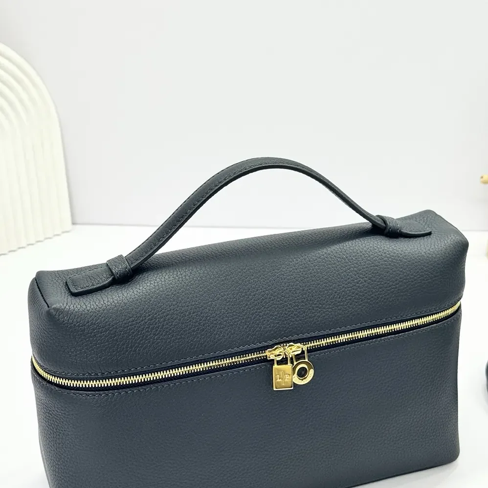 Loro Piana Extra Pocket L27 for Women in Navy Loro Piana Extra Pocket L27 for Women in Navy