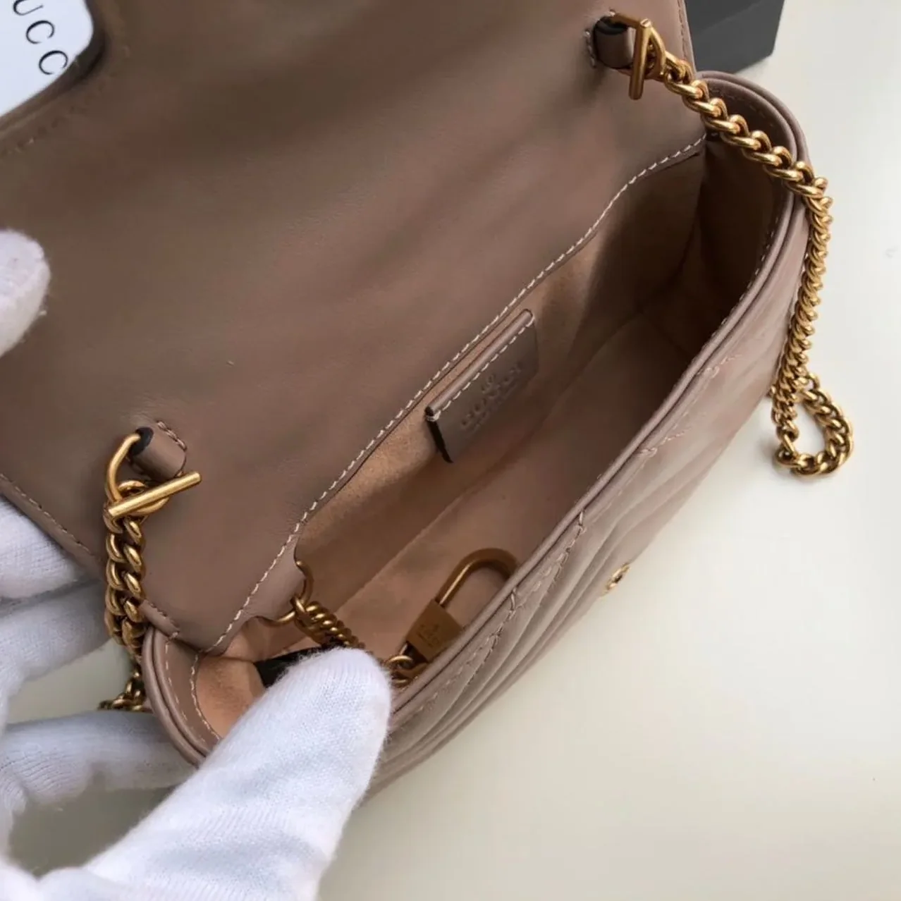 Gucci Marmont Matelassé Super Mini Bag Beige Matelassé Chevron / Gucci Marmont Matelassé Super Mini Bag Beige Matelassé Chevron /