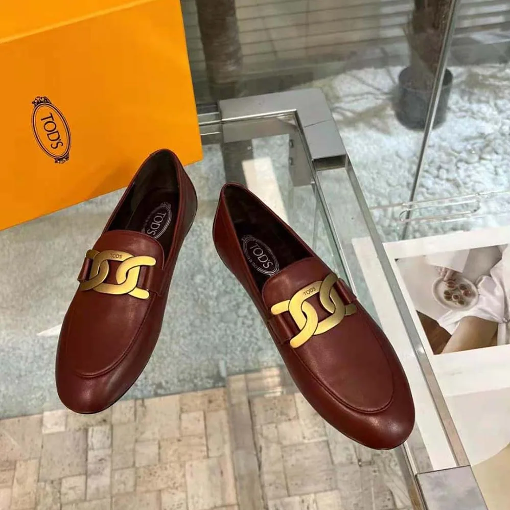 TODS Kate Loafers in Leather with A Metal Branded for Women in Maroon TODS Kate Loafers in Leather with A Metal Branded for Women in Maroon