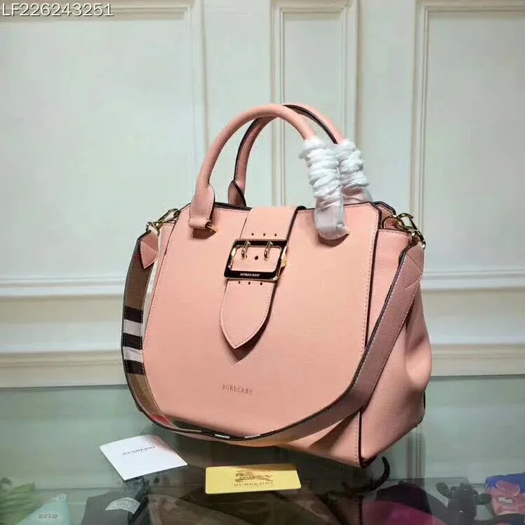Burberry Medium Buckle Tote in Grainy Leather in Pink