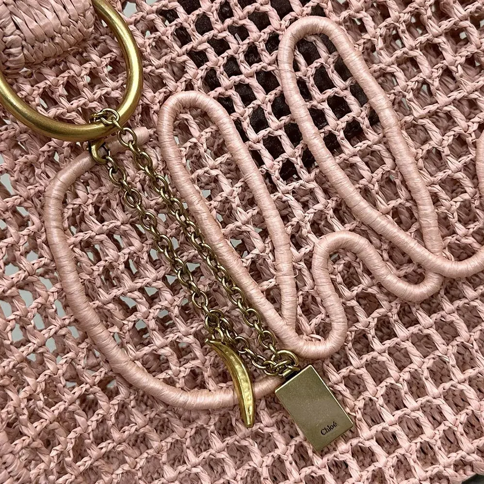 Chloe Summer Banana East-west Tote Bag in Raffia & Buffalo Leather for Women in Pink Chloe Summer Banana East-west Tote Bag in Raffia & Buffalo Leather for Women in Pink