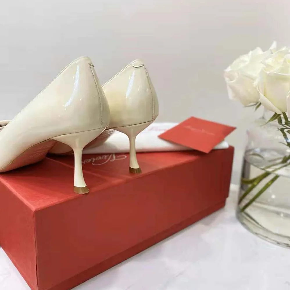 Roger Vivier Viv' In The City Pumps in Patent Leather for Women in White