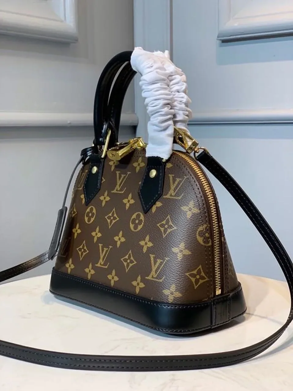 Louis Vuitton Alma BB Top Handle Bag / Brown Monogram Canvas Gold Hardware Louis Vuitton Alma BB Top Handle Bag / Brown Monogram Canvas Gold Hardware
