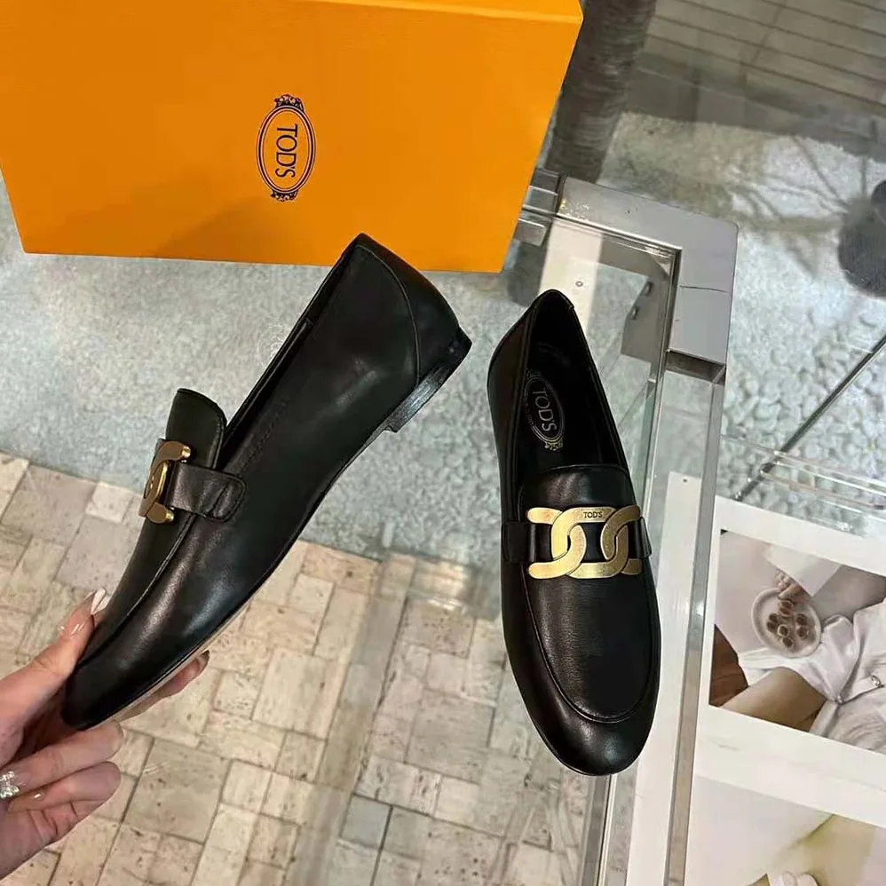 TODS Kate Loafers in Leather with A Metal Branded for Women in Black TODS Kate Loafers in Leather with A Metal Branded for Women in Black