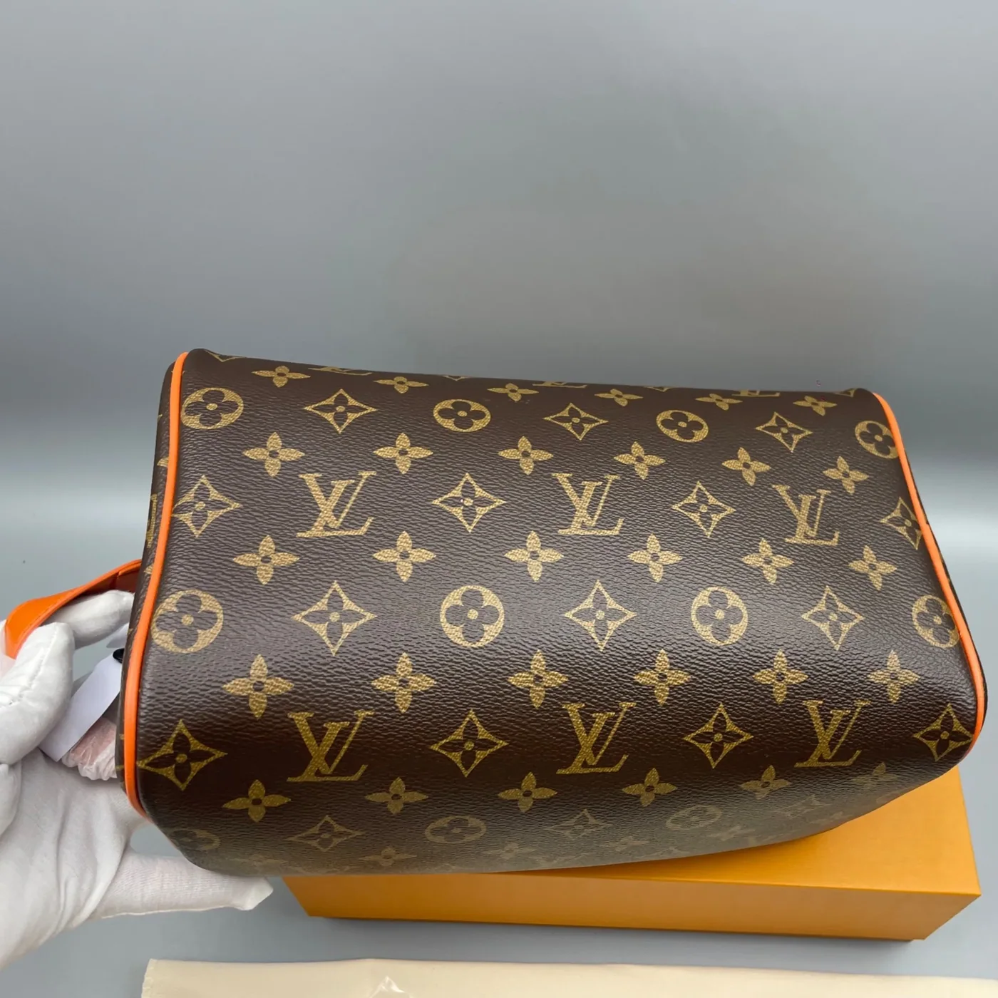 Louis Vuitton Dopp Kit Toiletry Bag Orange / Louis Vuitton Dopp Kit Toiletry Bag Orange /