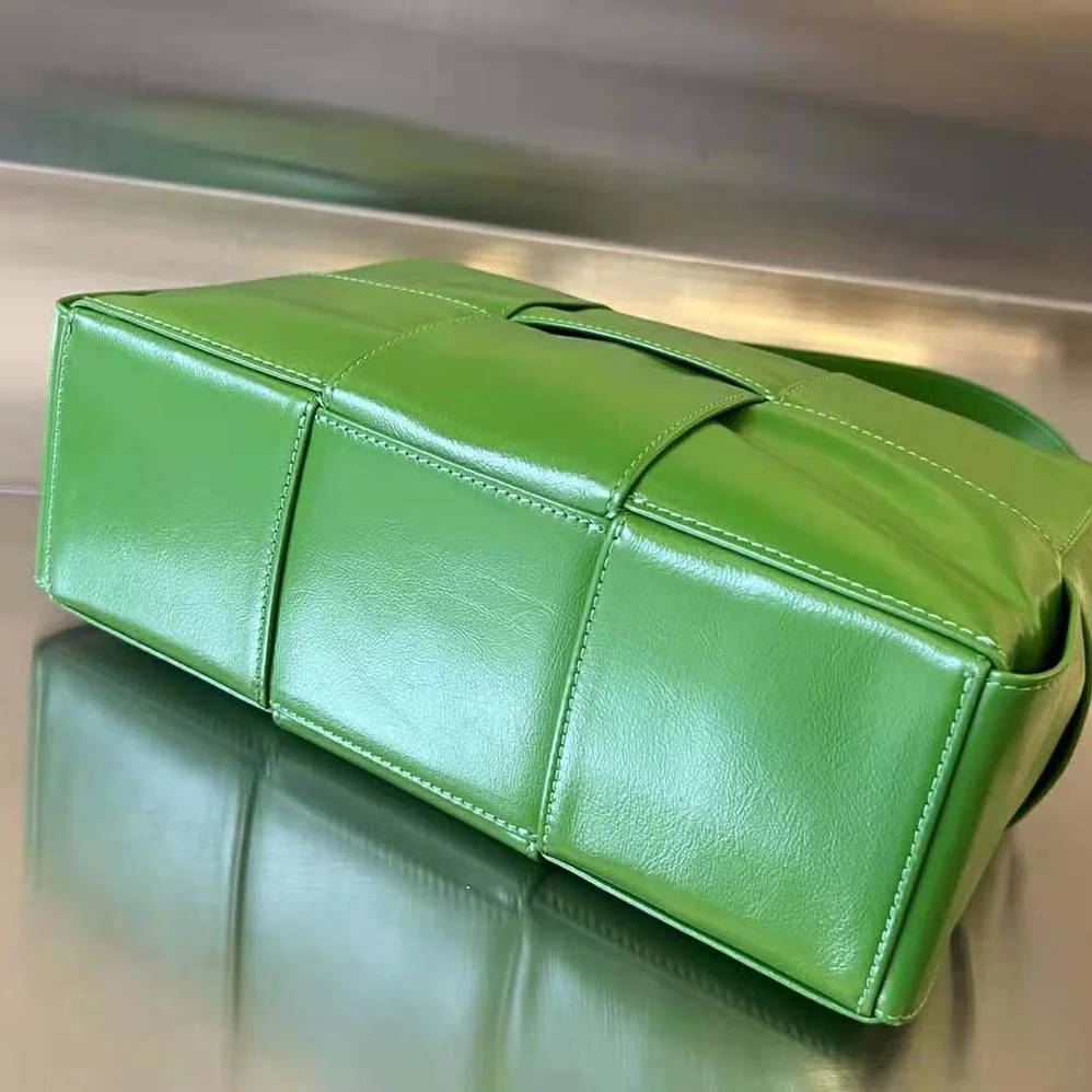 Bottega Veneta Intreccio Slouchy Leather Cross-Body Arco Camera Bag for Men in Green