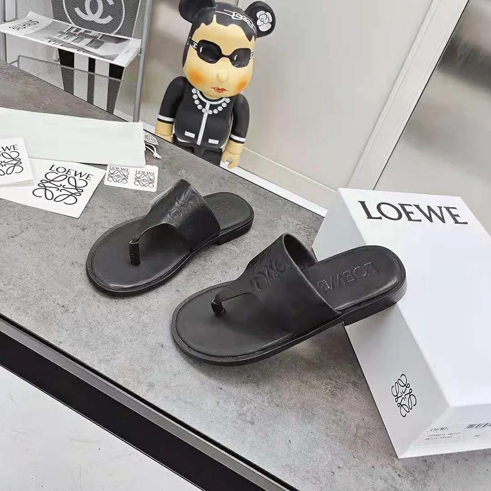 Loewe Anagram Flip Flop in Calfskin for Women in Black Loewe Anagram Flip Flop in Calfskin for Women in Black