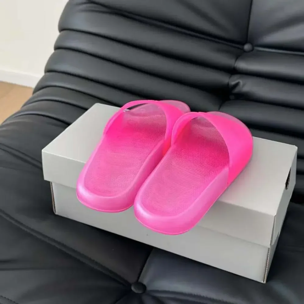 Balenciaga Pool Transparent Slide Sandal in Pink Rubber for Unisex Balenciaga Pool Transparent Slide Sandal in Pink Rubber for Unisex