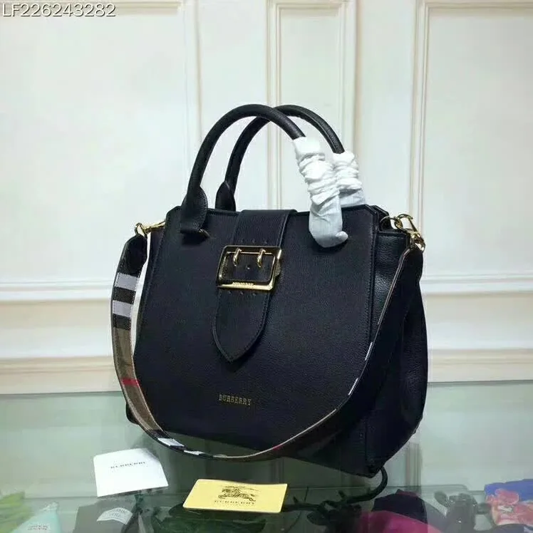 Burberry Medium Buckle Tote in Grainy Leather in Black