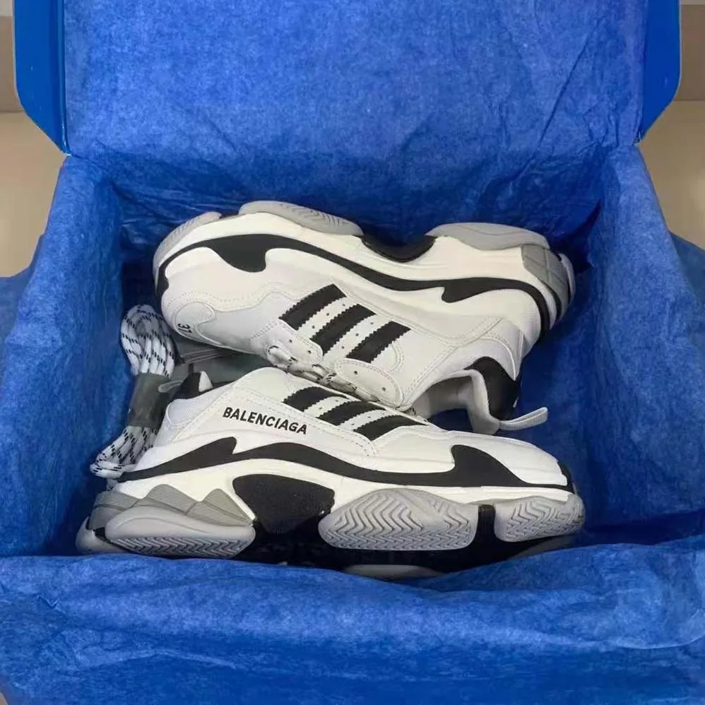 Balenciaga Balenciaga / Adidas Triple S Sneaker in White for Unisex